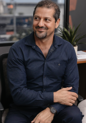 image_type-_realistic_photography_subject-_middle-aged_man_with_natural_skin_texture_medium-short_d_sm4yrs8p02dwwdcb8my0_0